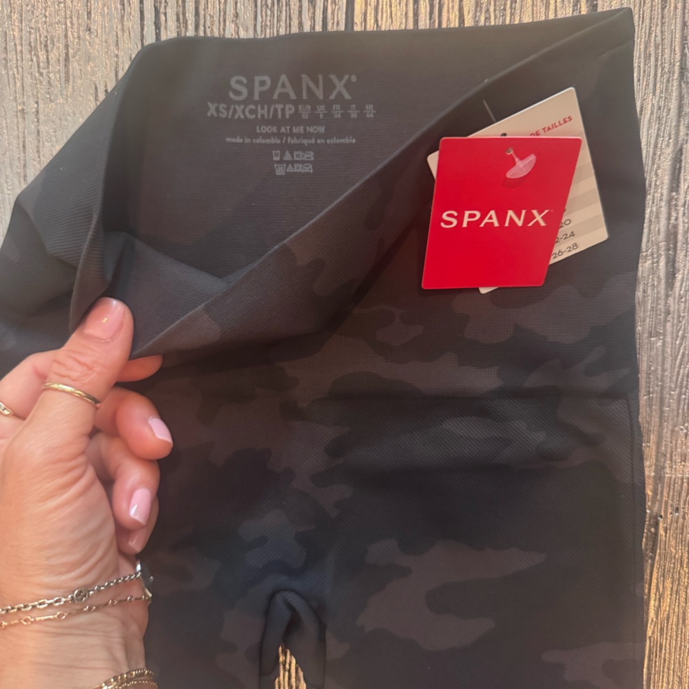 (NWT) Spanx Look At Me Now Camo Legging XS - Picture 7 of 9